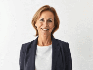 Frau in formeller Kleidung, neutral.