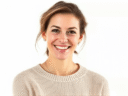 Frau mit hellem Pullover und Schmuck